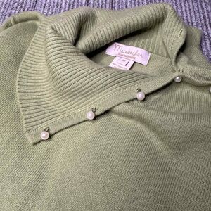 Mainbocher Women's Medium Green Pure Cashmere Sweater Turtleneck w/ Pearl Detail